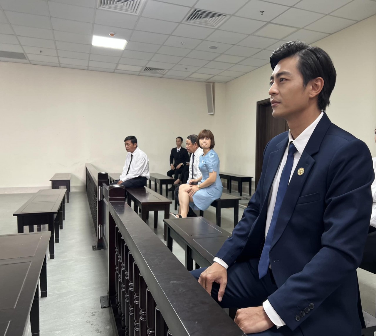 Những hình ảnh hài hước không lên sóng truyền hình của Hồng Diễm và bạn diễn 'Hành trình công lý'