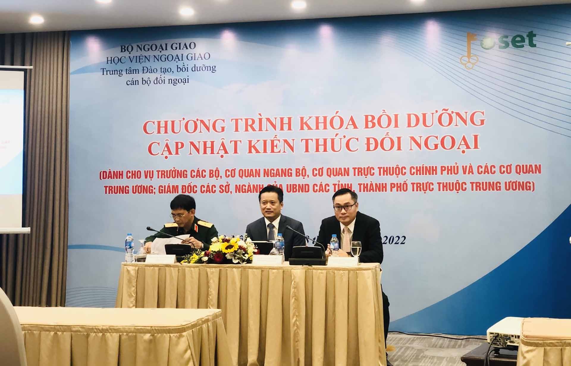 Khóa bồi dưỡng đã được đầu tư xây dựng chương trình công phu, với các giảng viên là chuyên gia hàng đầu về đối ngoại hiện nay.