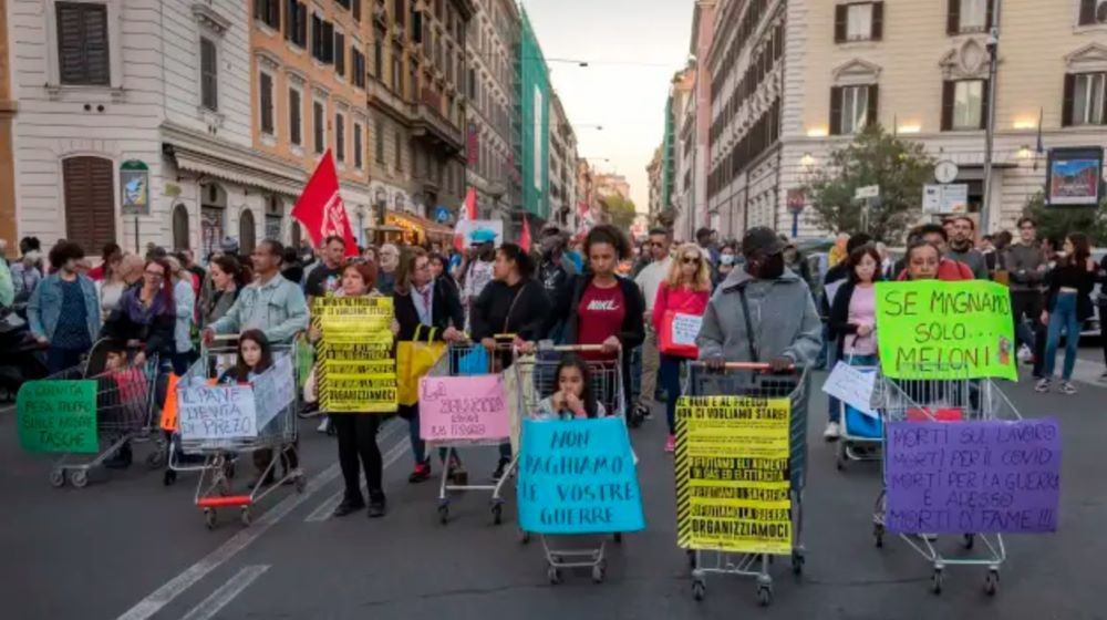 Lạm phát trong khu vực đồng euro vẫn ở mức rất cao. Những người biểu tình ở Ý đã sử dụng những chiếc xe đẩy hàng trống rỗng để chứng minh cuộc khủng hoảng chi phí sinh hoạt. (Nguồn: CNBC)