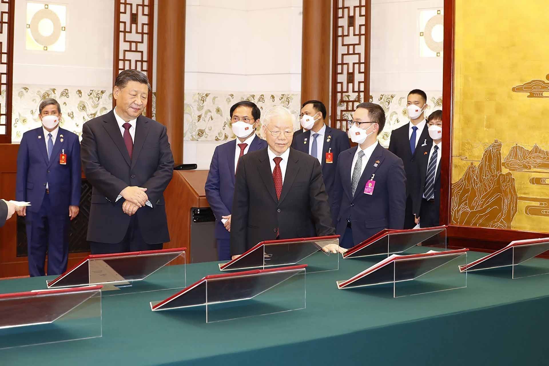 Tổng Bí thư Nguyễn Phú Trọng cùng Tổng Bí thư, Chủ tịch Trung Quốc Tập Cận Bình chứng kiến các văn kiện hợp tác hai nước đã được ký kết. (Nguồn: TTXVN)