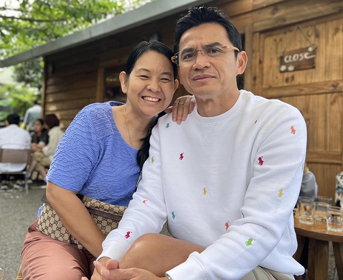 Vợ động viên HLV Kiatisuk khi CLB Hoàng Anh Gia Lai trải qua 10 trận không thắng