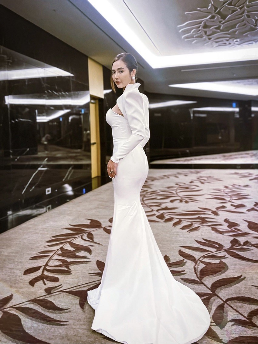 Phong cách thời trang chọn đầm đơn sắc của Phan Minh Huyền