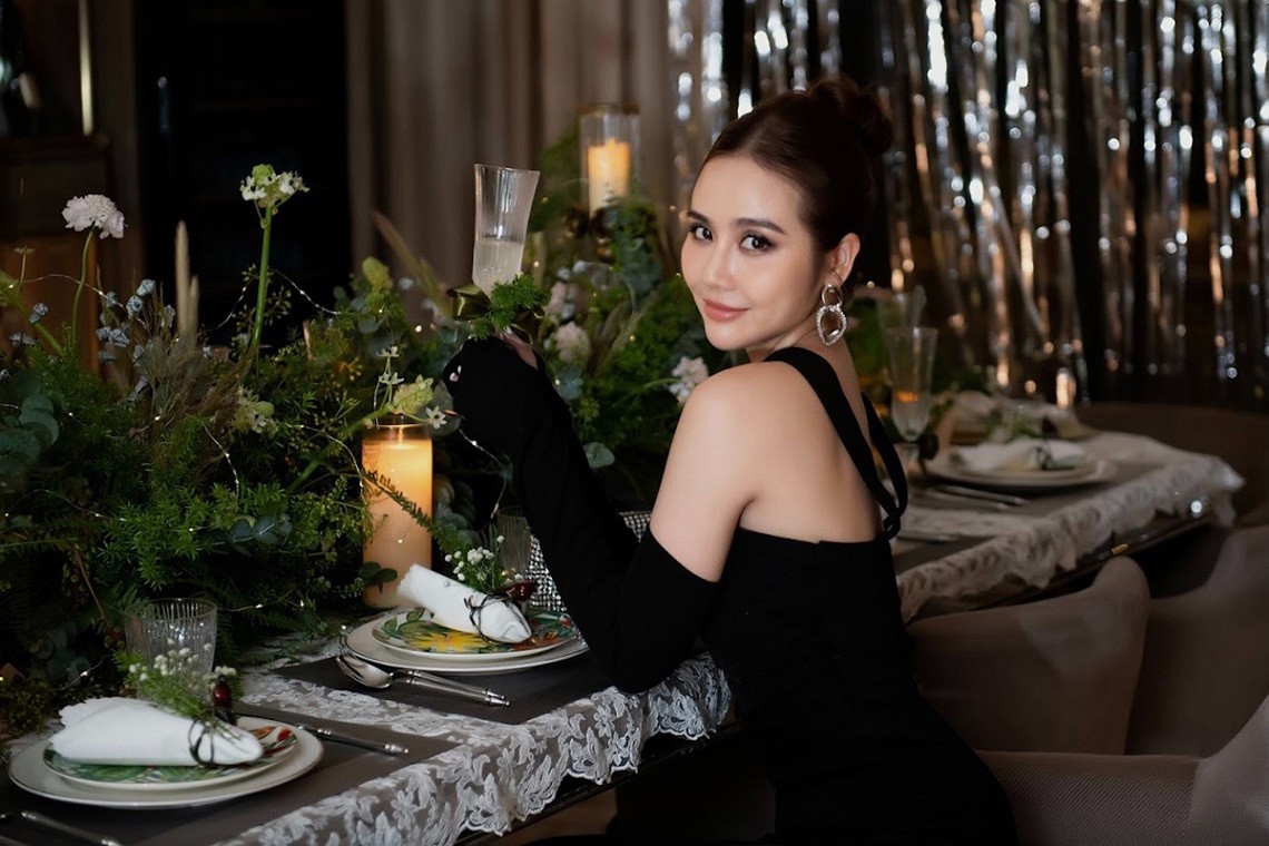 Phong cách thời trang chọn đầm đơn sắc của Phan Minh Huyền