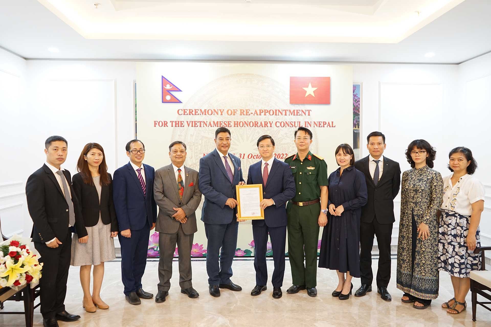 Ông Rajesh Kazi Shrestha - Lãnh sự danh dự Việt Nam tại Nepal, chụp ảnh kỷ niệm cùng Đại sứ Nguyễn Thanh Hải và các cán bộ Đại sứ quán Việt Nam tại New Delhi.