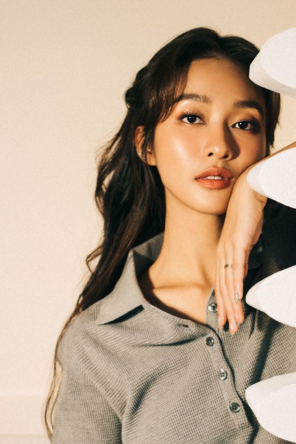 Sao Việt: NSND Thu Hà diện áo dài xuống phố, Hồng Diễm hội ngộ Bảo Thanh