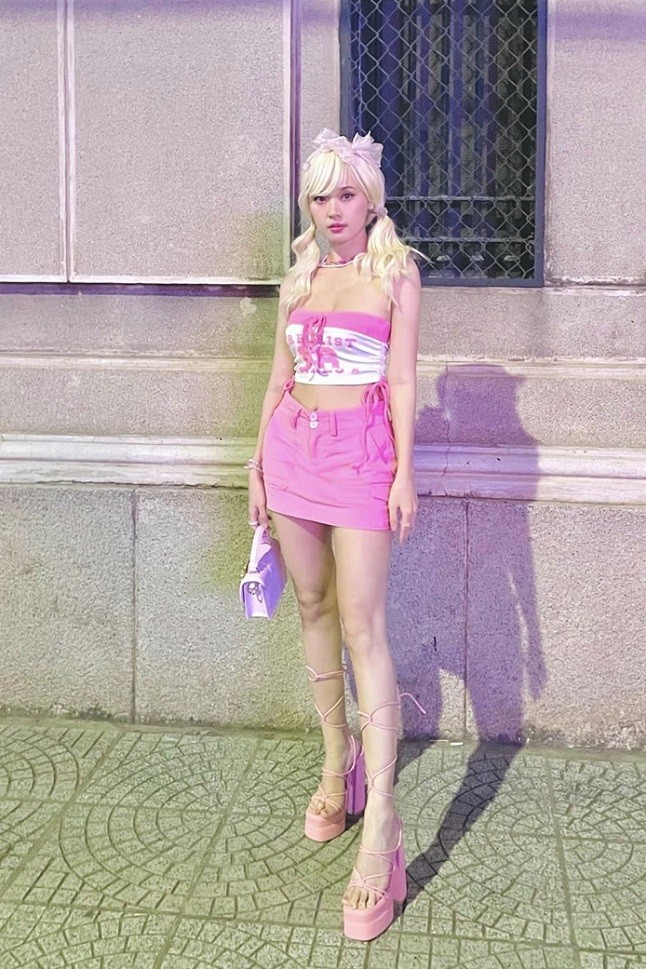 Midu hưởng ứng phong trào hóa trang mùa Halloween với bộ trang phục sexy tôn dáng. Người đẹp diện áo quây kết hợp chân váy cạp trễ ngắn đi kèm là sandals màu hồng ton sur ton. Lần đầu thử nghiệm style tóc vàng nóng bỏng, Midu khiến người hâm mộ bất ngờ. Nữ diễn viên chọn lối trang điểm mắt to tròn tăng độ ngọt ngào.