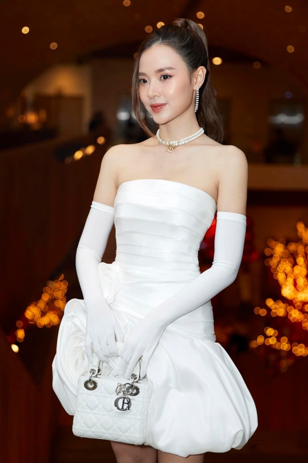 Midu xinh đẹp mong manh với đầm đơn sắc thanh lịch