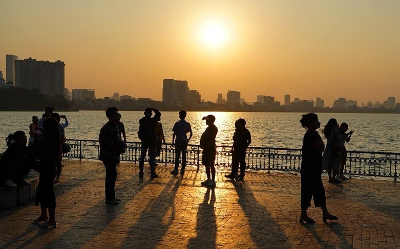 Dự báo thời tiết đêm nay và ngày mai (2-3/11): Hà Nội, Bắc Bộ, Bắc Trung Bộ đêm và sáng trời rét; cả nước ngày nắng; Nam Bộ chiều mưa rào rải rác Dự báo thời tiết đêm nay và ngày mai (2-3/11): Hà Nội, Bắc Bộ, Bắc Trung Bộ đêm và sáng trời rét; cả nước ngày nắng; Nam Bộ chiều mưa rào rải rác