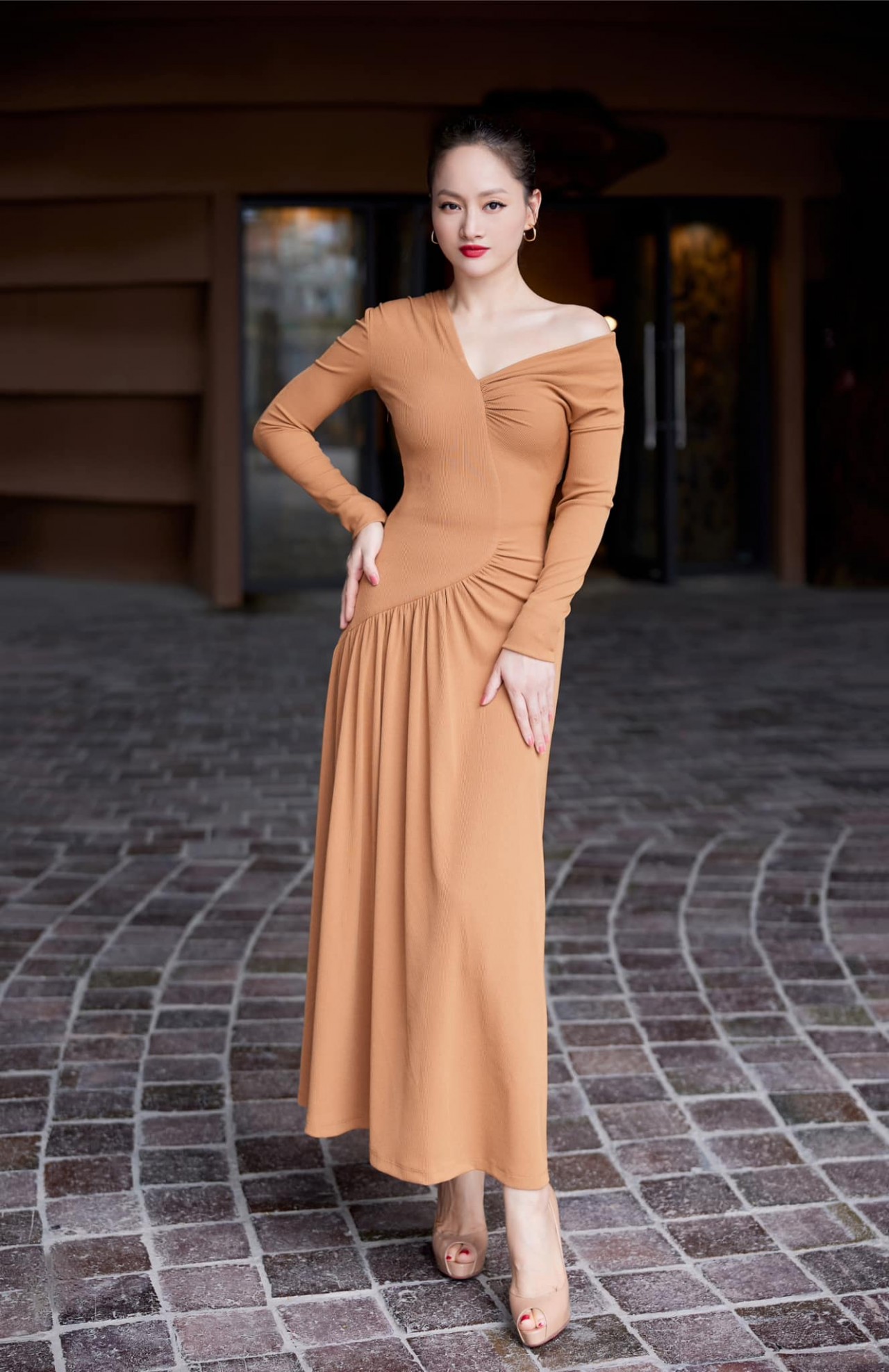 Sao Việt: Hồng Diễm 'Hành trình công lý' lên đồ thời thượng, Hoa hậu Đỗ Thị Hà chân dài miên man