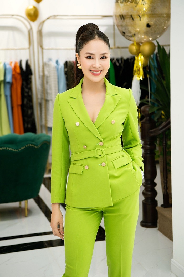 Hồng Diễm được nhận xét trẻ trung, cá tính khi xuất hiện tại sự kiện với bộ vest màu nổi. Đường mở cổ chừng mực giúp cô khéo léo vẻ gợi cảm nhưng vẫn giữ được vẻ thanh lịch.