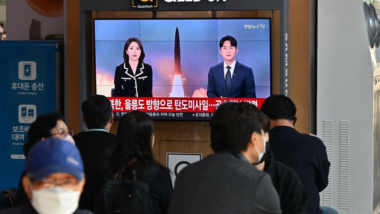 People watch a television screen showing a news broadcast with file footage of a North Korean missile test, at a railway station in Seoul on November 2, 2022. (Nguồn: CNN) People watch a television screen showing a news broadcast with file footage of a North Korean missile test, at a railway station in Seoul on November 2, 2022. (Nguồn: CNN)