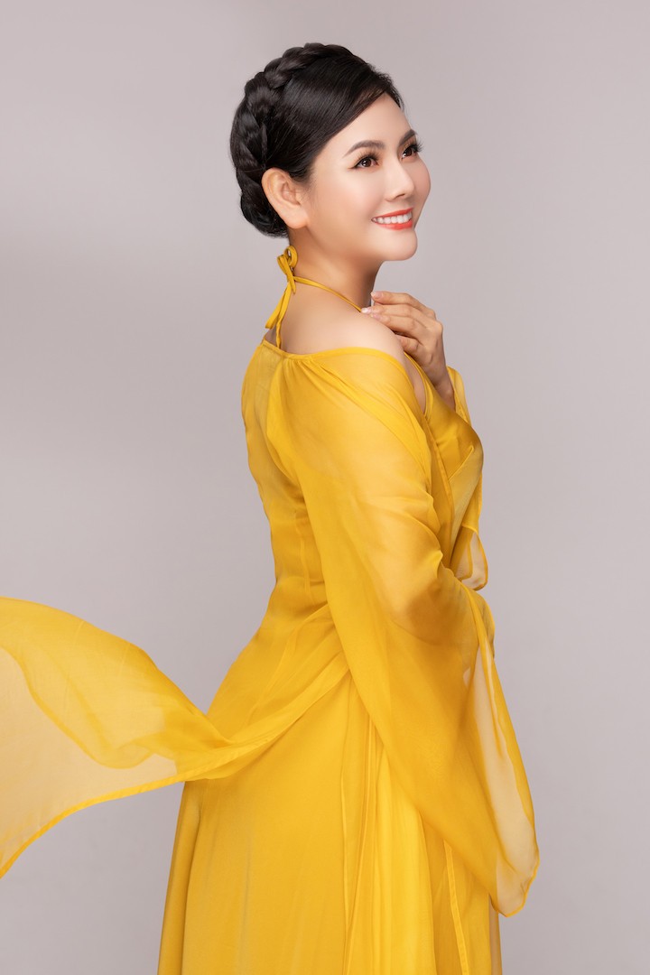 Diện các thiết kế áo dài truyền thống, áo dài cách điệu kết hợp với áo yếm, áo mớ 3 mớ 7… Lương Nguyệt Ánh vừa dịu dàng vừa cá tính.