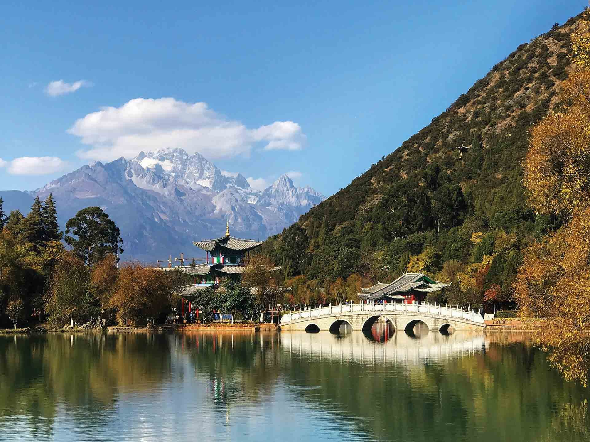 Ngọc Long tuyết sơn soi bóng hồ Hắc Long. (Ảnh: HN) Ngọc Long tuyết sơn soi bóng hồ Hắc Long. (Ảnh: HN)