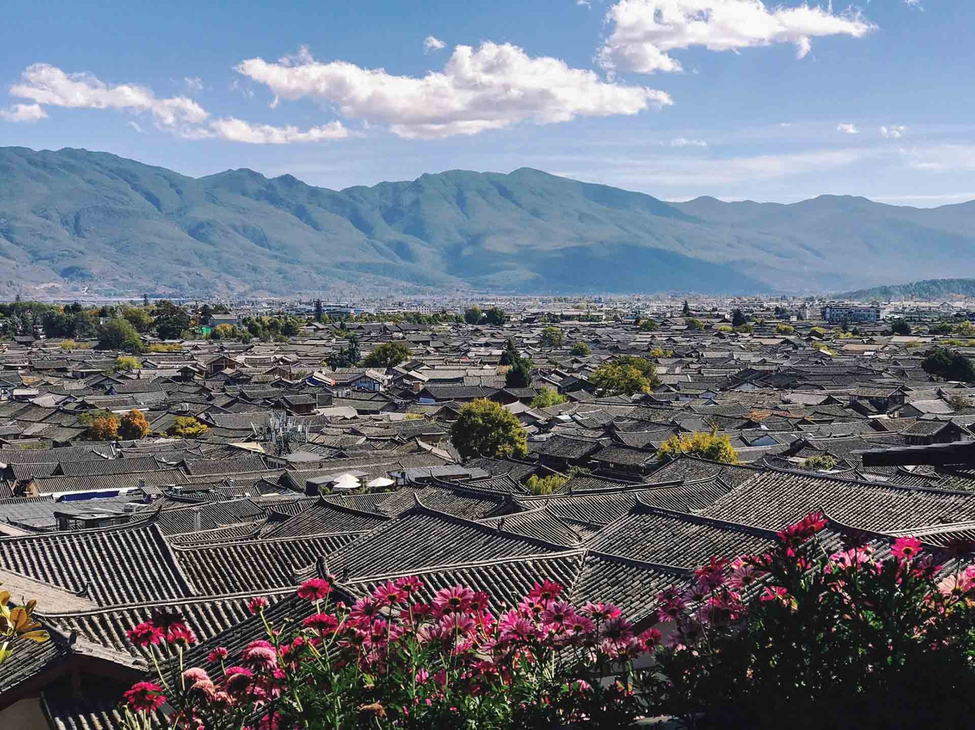 Những ngôi nhà cổ san sát từ triền đồi trải dài xuống cổ thành. (Ảnh: HN) Những ngôi nhà cổ san sát từ triền đồi trải dài xuống cổ thành. (Ảnh: HN)