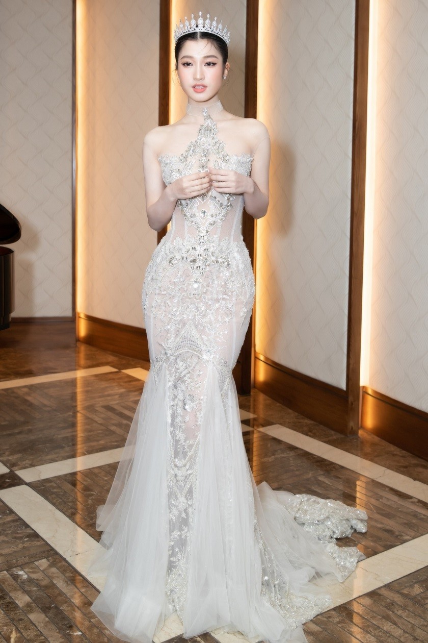 Dàn Hoa hậu đội vương miện lấp lánh dự họp báo cuộc thi Hoa hậu Việt Nam 2022