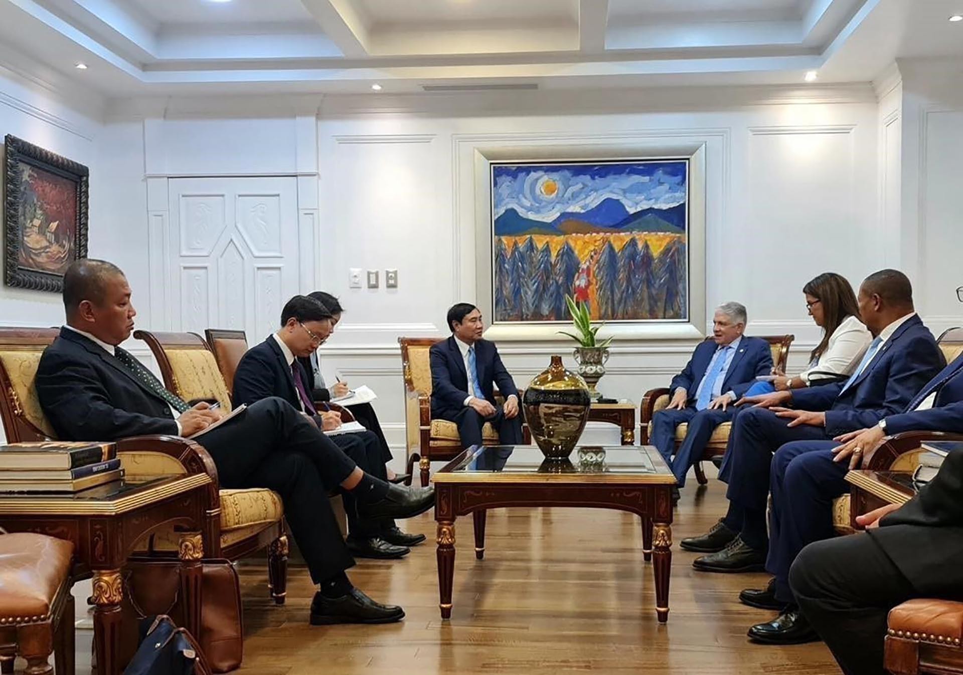 Đoàn đại biểu Đảng Cộng sản Việt Nam hội kiến Chủ tịch Thượng viện Cộng hòa Dominicana Eduardo Estrella. (Nguồn: TTXVN)