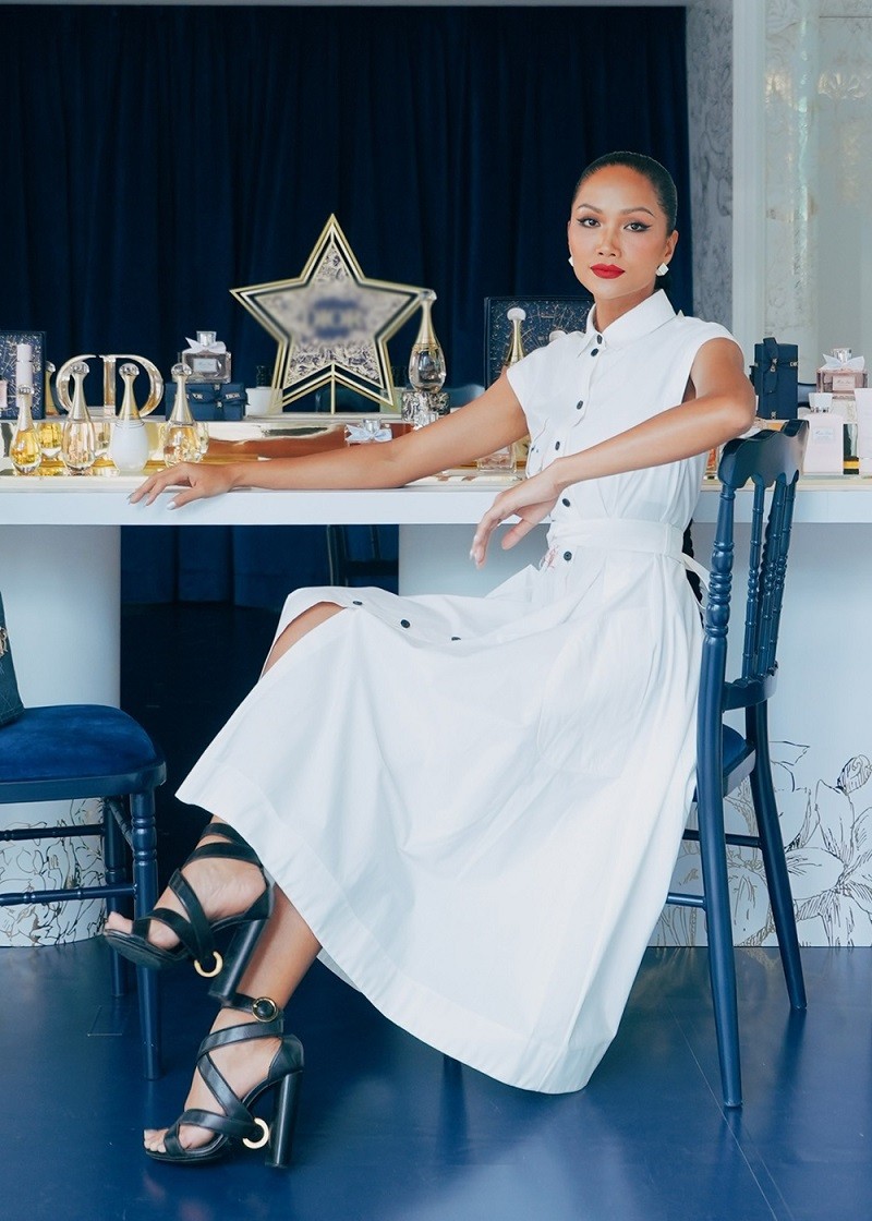 Hoa hậu H'Hen Niê thanh lịch và đẹp sắc sảo dự sự kiện thời trang ở Singapore