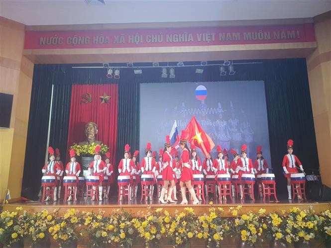 Kỷ niệm 105 năm Cách mạng Tháng Mười Nga: Xúc động liên hoan văn nghệ Tình khúc Bạch Dương. (Nguồn: TTXVN)