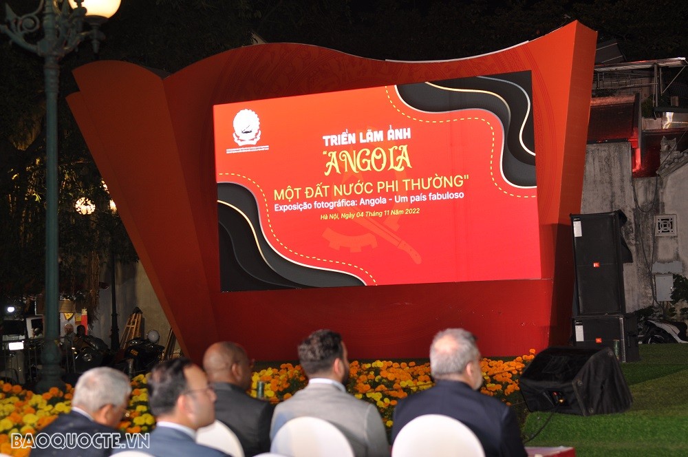 Lễ khai mạc triển lãm ảnh ‘Angola: Một đất nước phi thường’. (Ảnh: Thanh Xuân)