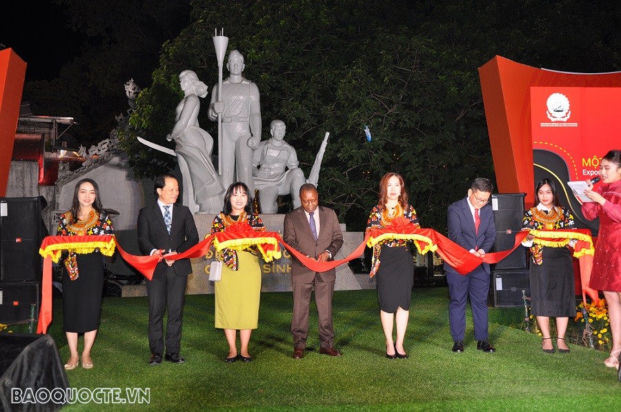 Lễ cắt băng khai mạc triển lãm ảnh ‘Angola: Một đất nước phi thường’. (Ảnh: Thanh Xuân)