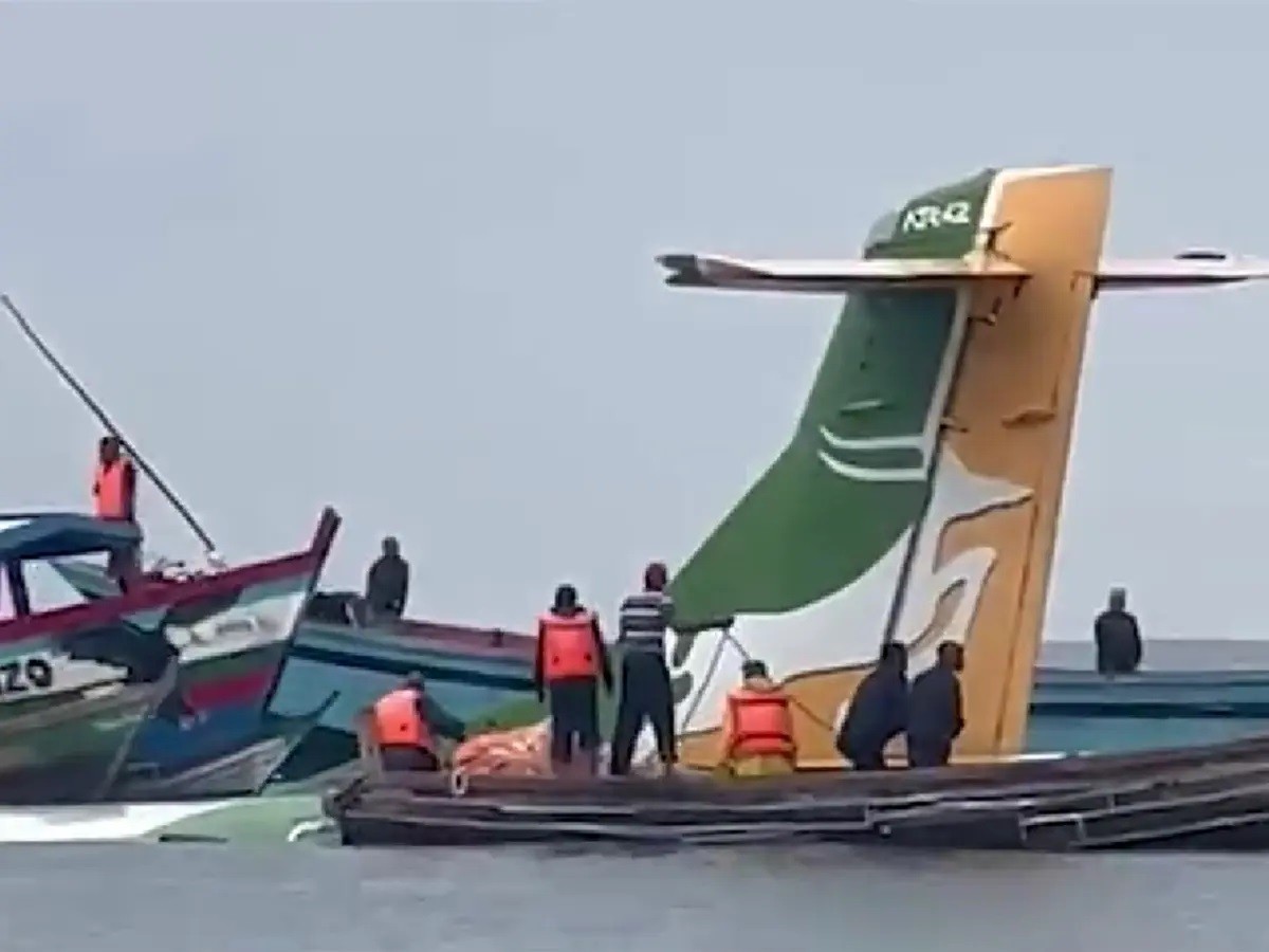 (11.06) Máy bay chở khách lao xuống hồ Victoria tại Tanzania. (Nguồn: TBC)