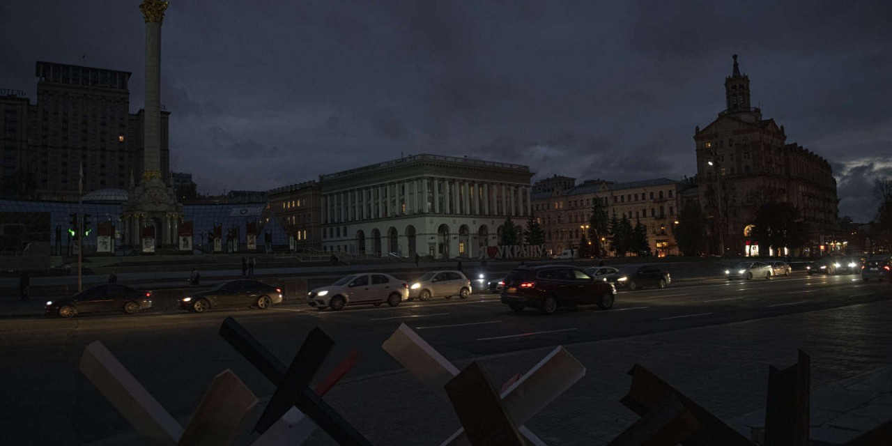 (11.06) Các đợt tấn công vừa qua đã ảnh hưởng nghiêm trọng tới cơ sở hạ tầng năng lượng của Ukraine. (Nguồn: AP)