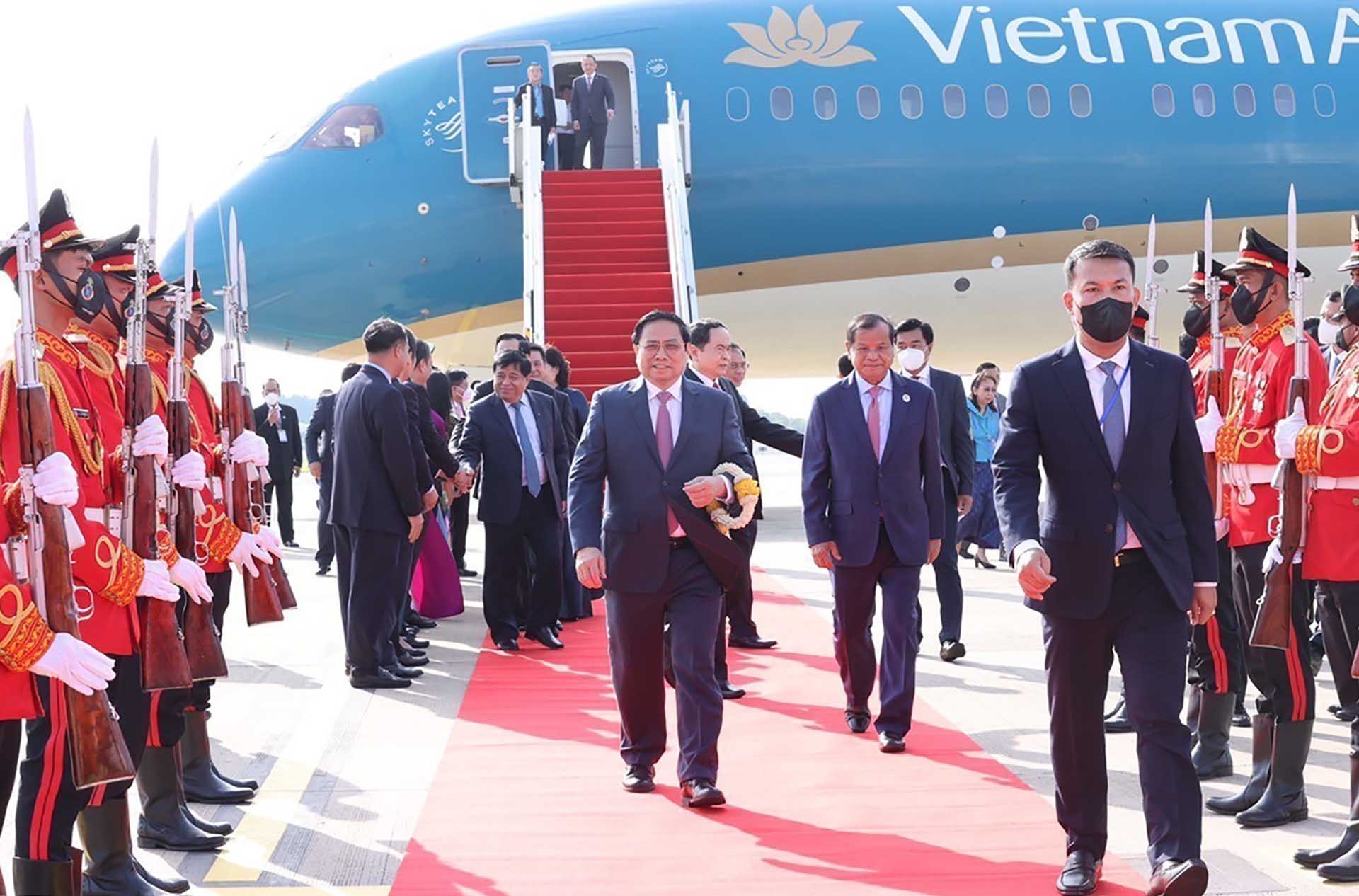 Thủ tướng Phạm Minh Chính tới thủ đô Phnom Penh, bắt đầu chuyến thăm chính thức Campuchia