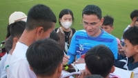 V-League 2022: Cổ động viên Hà Tĩnh vây quanh xin chữ ký HLV Kiatisuk