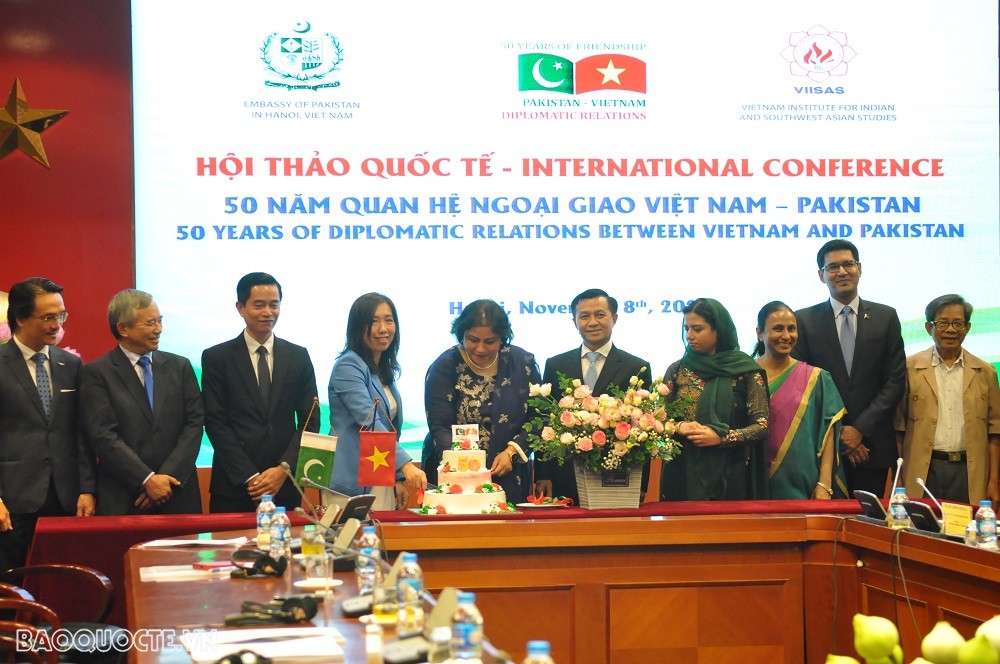 (11.08) Đại sứ Pakistan tại Việt Nam Samina Mehtab, Trợ lý Bộ trưởng Ngoại giao Lê Thị Thu Hằng cùng các đại biểu, khách mời cắt bánh chia vui trong dịp quan trọng của quan hệ Việt Nam-Pakistan. (Ảnh: Minh Quân) (11.08) Đại sứ Pakistan tại Việt Nam Samina Mehtab, Trợ lý Bộ trưởng Ngoại giao Lê Thị Thu Hằng cùng các đại biểu, khách mời cắt bánh chia vui trong dịp quan trọng của quan hệ Việt Nam-Pakistan. (Ảnh: Minh Quân)