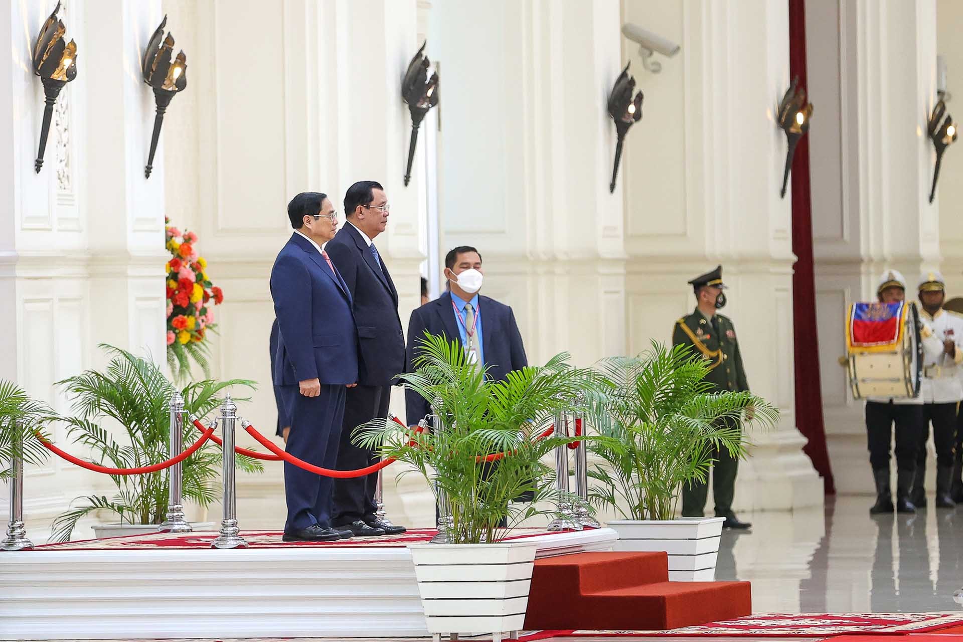 Thủ tướng Vương quốc Campuchia Samdech Techo Hun Sen và Thủ tướng Phạm Minh Chính tại lễ đón. (Nguồn: VGP)