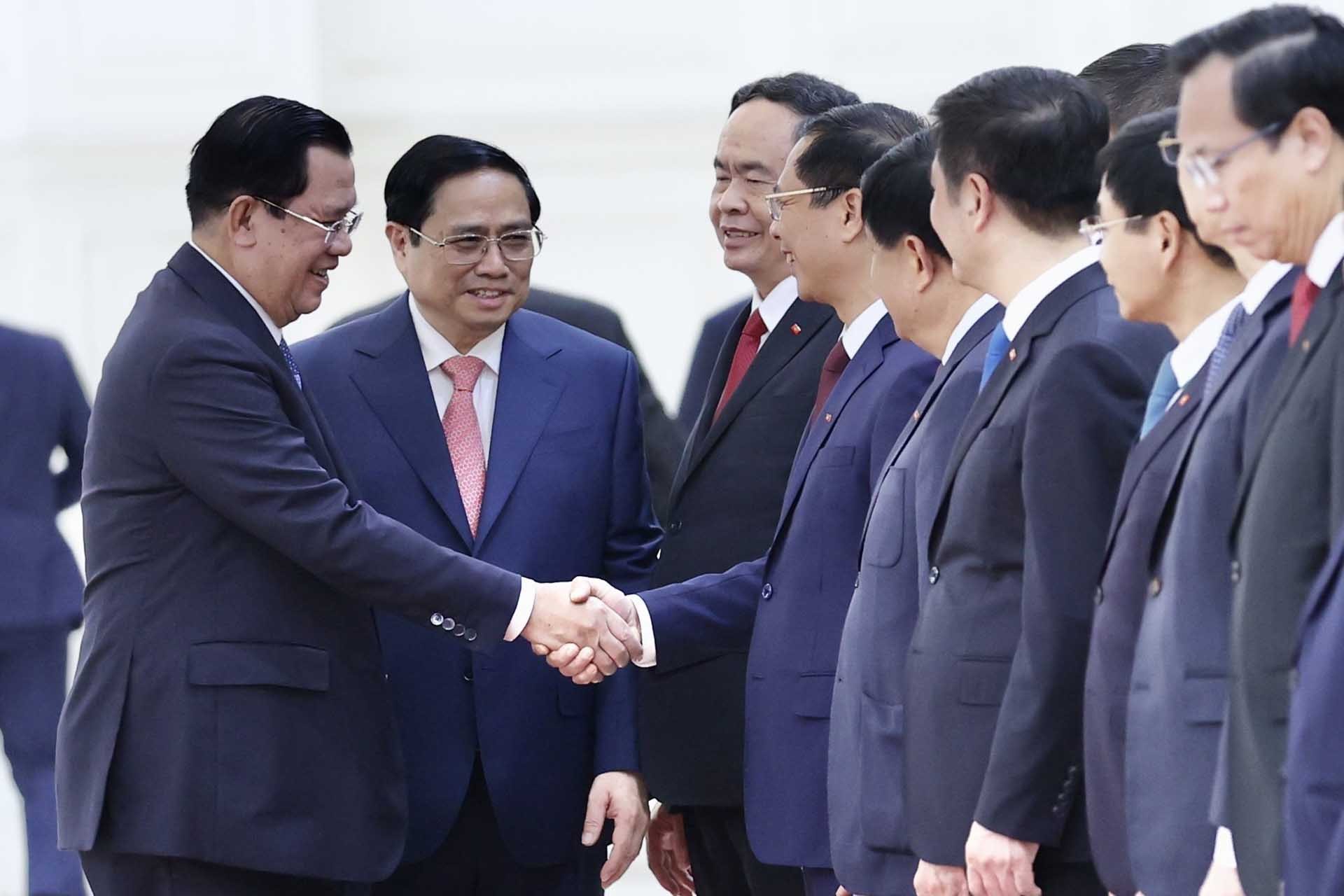 Thủ tướng Phạm Minh Chính giới thiệu với Thủ tướng Vương quốc Campuchia Samdech Techo Hun Sen các thành viên Đoàn đại biểu Chính phủ Việt Nam. (Nguồn: TTXVN)
