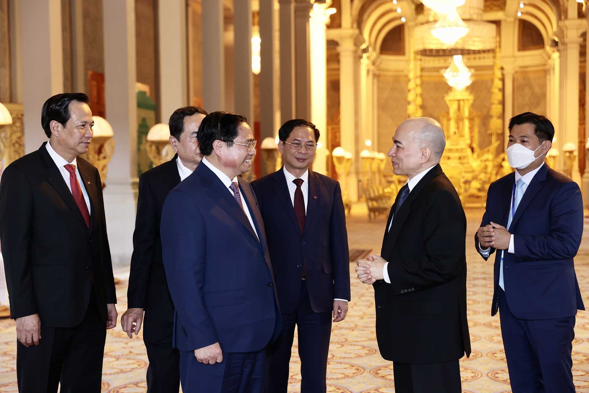 Thủ tướng Phạm Minh Chính chào Quốc vương Campuchia Norodom Sihamoni. (Nguồn: TTXVN)