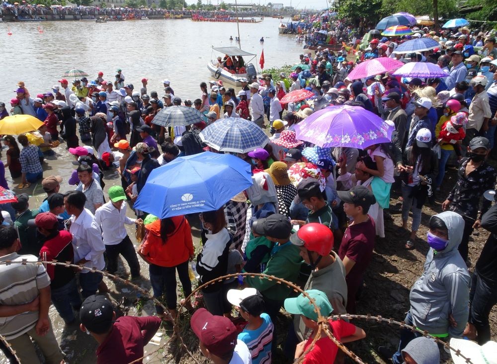 Hai bên bờ sông Maspero (TP. Sóc Trăng – Sóc Trăng) hàng vạn ngàn người đến xem đua ghe Ngo, hoà trong tiếng reo hò vỗ tay cỗ vũ náo động cả mặt sông. (Ảnh: Phương Nghi)