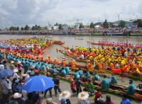 Sóc Trăng tưng bừng Lễ hội Óoc Om Bóc & đua ghe ngo của đồng bào Khmer