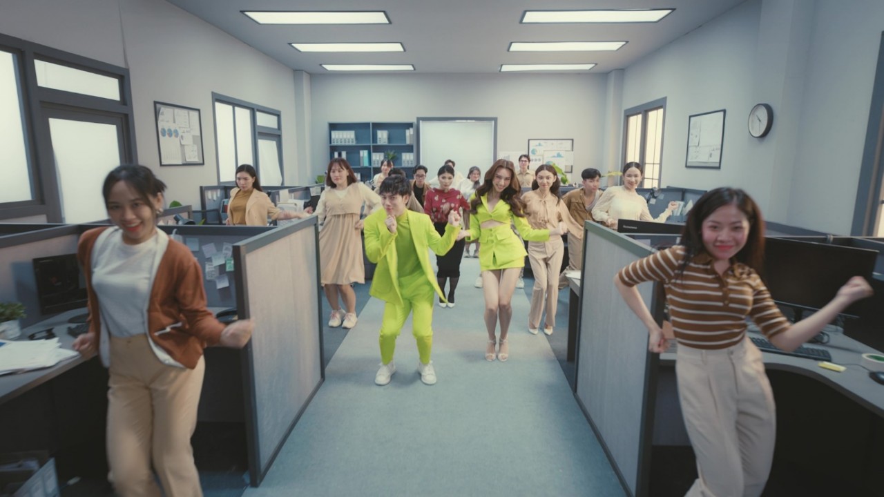 MV 'Vẽ đường cong': Trúc Nhân và Hoa hậu Thùy Tiên khiến khán giả thích thú