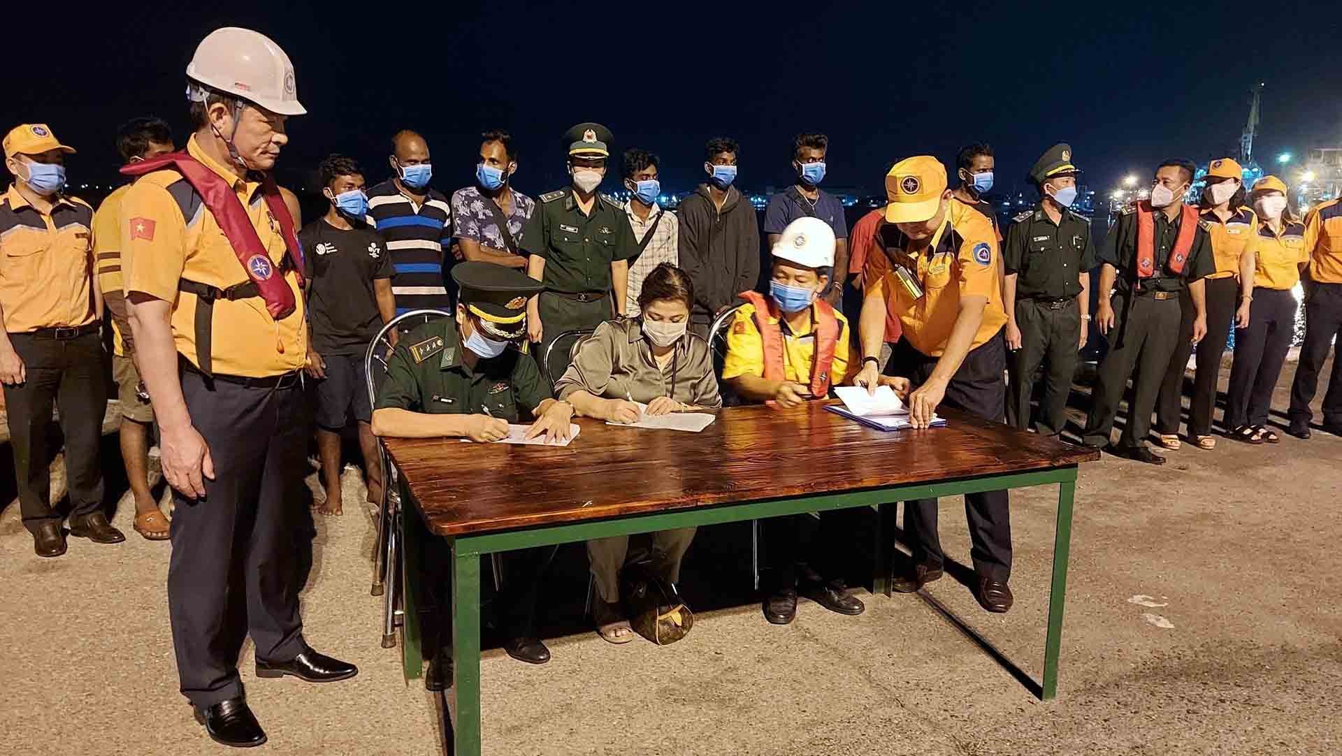 Ký biên bản tiếp nhận công dân giữa Đại diện Tổng Lãnh sự quán Sri Lanka tại TP.Hồ Chí Minh và các cơ quan chức năng tỉnh Bà Rịa-Vũng Tàu. (Nguồn: TTXVN) Ký biên bản tiếp nhận công dân giữa Đại diện Tổng Lãnh sự quán Sri Lanka tại TP.Hồ Chí Minh và các cơ quan chức năng tỉnh Bà Rịa-Vũng Tàu. (Nguồn: TTXVN)