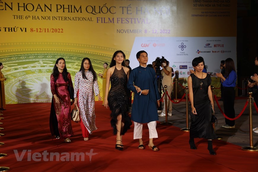 Dàn sao Việt nhộn nhịp trên thảm đỏ lễ khai mạc Liên hoan phim quốc tế Hà Nội