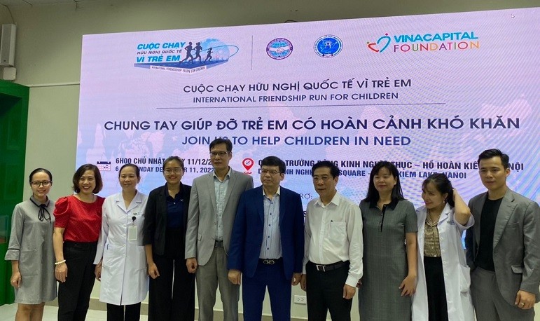 Ban tổ chức 'Cuộc chạy Hữu nghị quốc tế vì trẻ em' tặng quà cho bệnh nhi ung thư