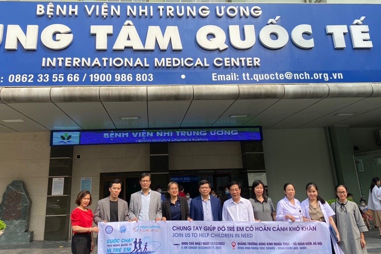 Ban tổ chức 'Cuộc chạy Hữu nghị quốc tế vì trẻ em' tặng quà cho bệnh nhi ung thư