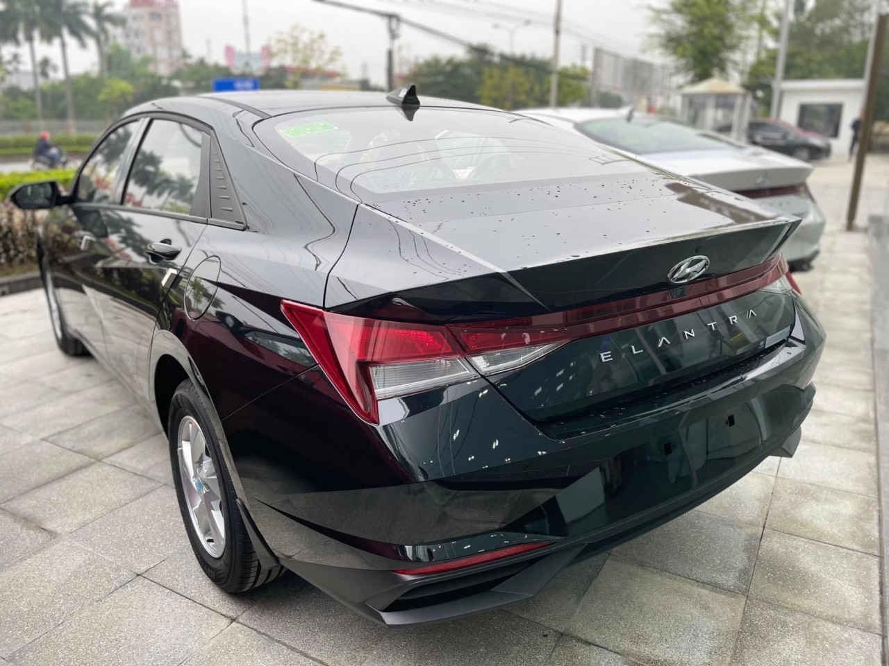 Cận cảnh Hyundai Elantra 2023 bản tiêu chuẩn, giá 599 triệu đồng