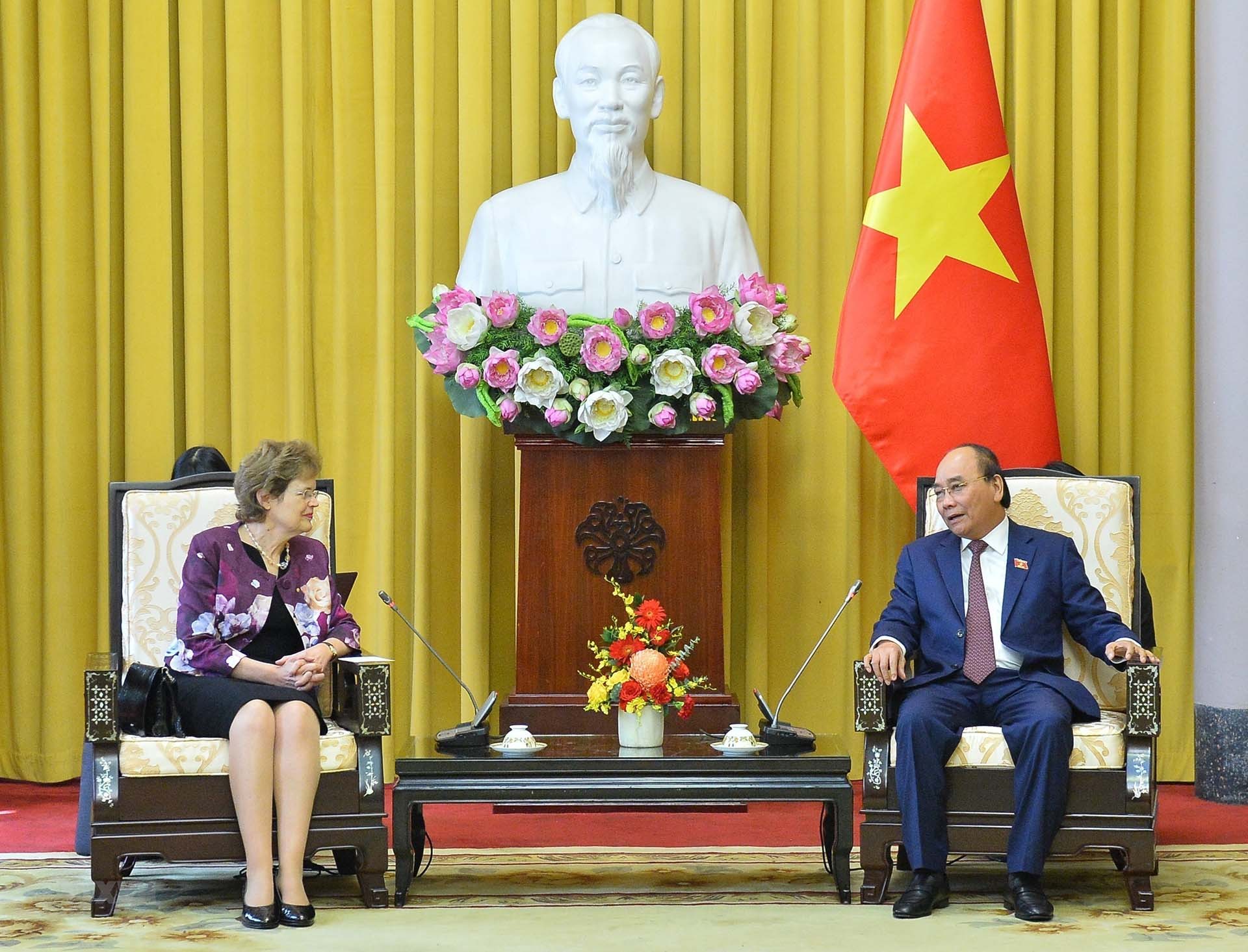 Chủ tịch nước Nguyễn Xuân Phúc tiếp bà Frances Adamson, Thống đốc bang South Australia. (Nguồn: TTXVN)