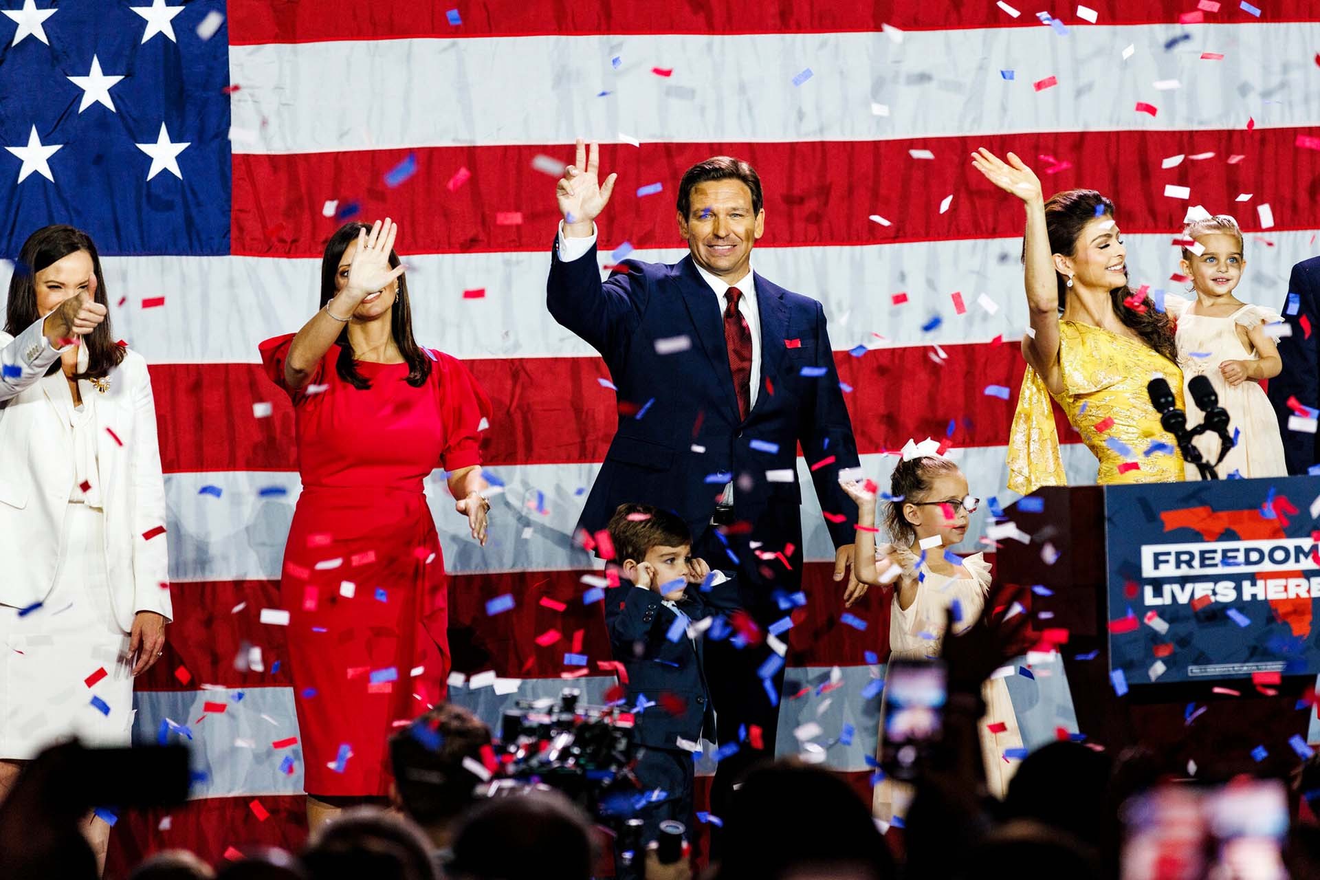 Ông Ron DeSantis và gia đình ăn mừng chiến thắng sau khi tái cử vào vị trí thống đốc bang Florida. (Nguồn: New York Times)