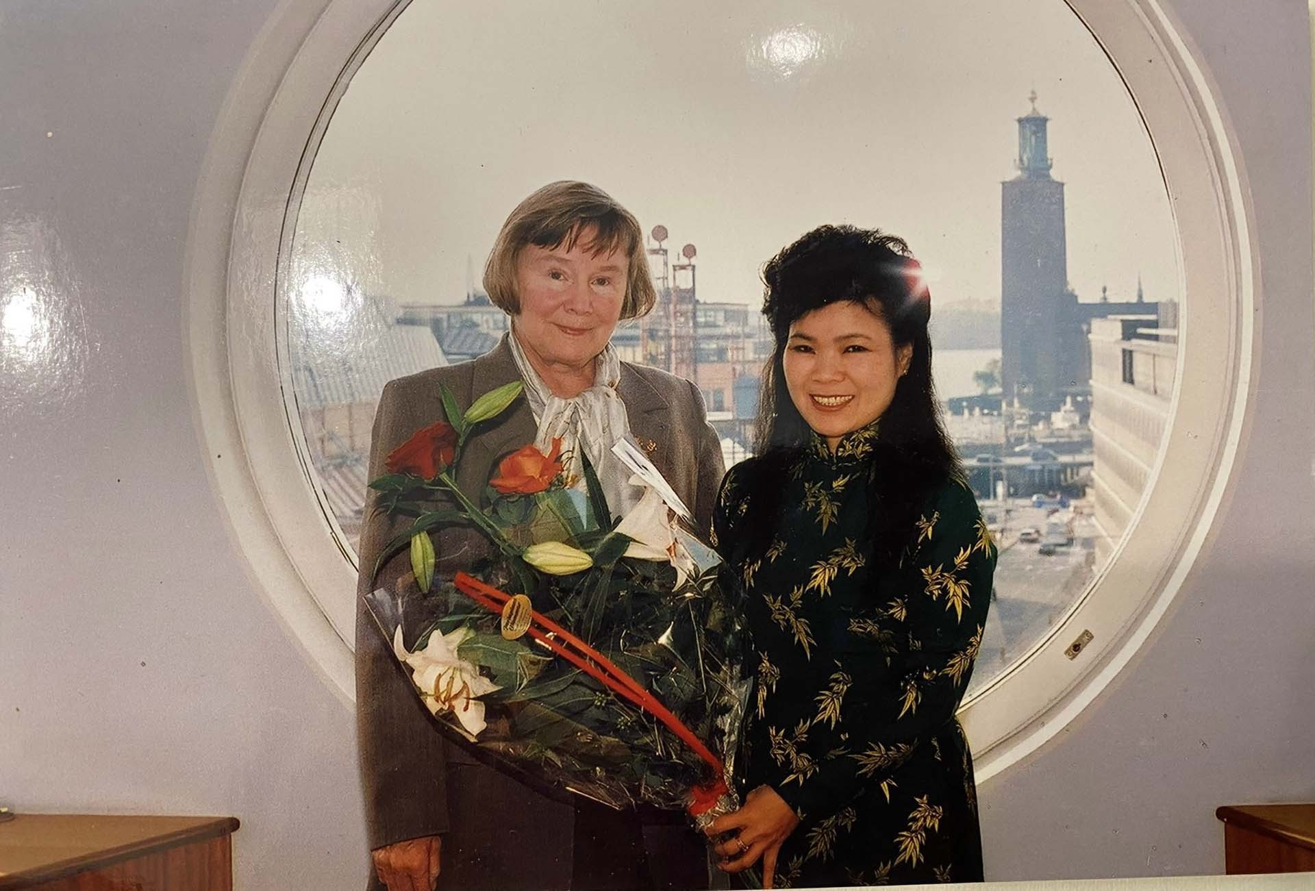 Phu nhân cố Thủ tướng Thụỵ Điển Olof Palme tiếp họa sĩ Văn Dương Thành, năm 1986. (Ảnh: NVCC)