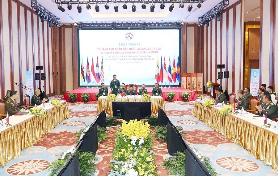 (11.10) Toàn cảnh Hội nghị Tư lệnh Lục quân các nước ASEAN (ACAMM) ngày 10/11 tại Hà Nội. (Nguồn: TTXVN)