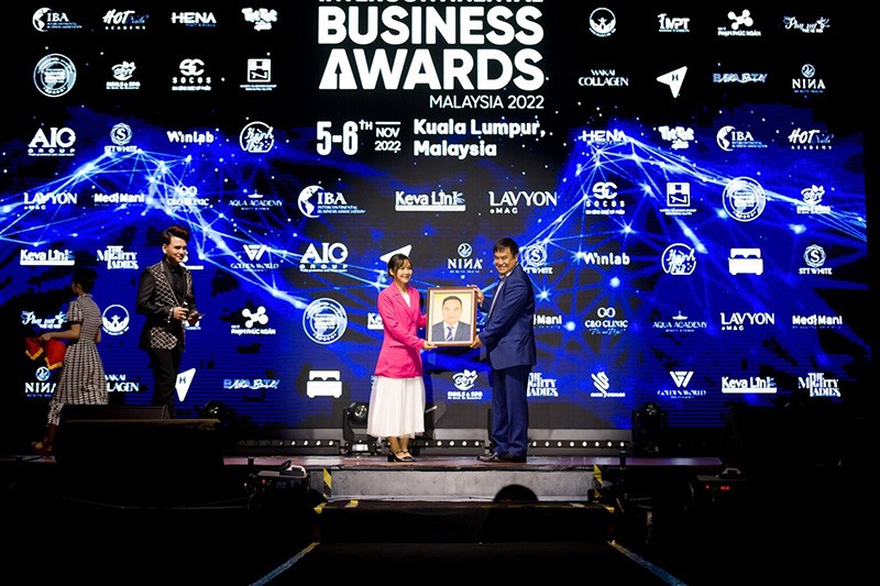 Bà Phạm Thị Lê trao tặng tranh cho ngài Tham tán Lê Phú Cường