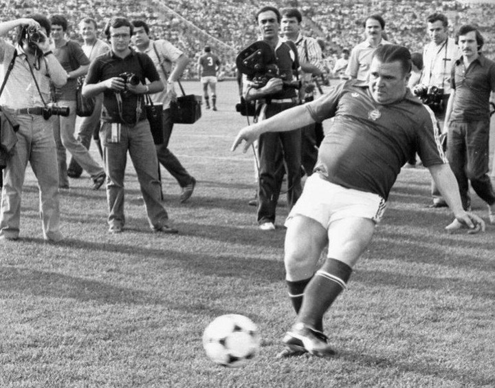 Puskas đá bóng trong Sân vận động Nhân dân của Budapest trong bức ảnh năm 1986