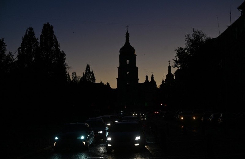 Các phương tiện chạy dọc theo con phố gần nhà thờ St. Sophia, khi thành phố chìm trong bóng tối sau một cuộc tấn công làm sụp đổ một phần cơ sở hạ tầng điện, ở Kyiv, ngày 31/10. (Nguồn: AFP)