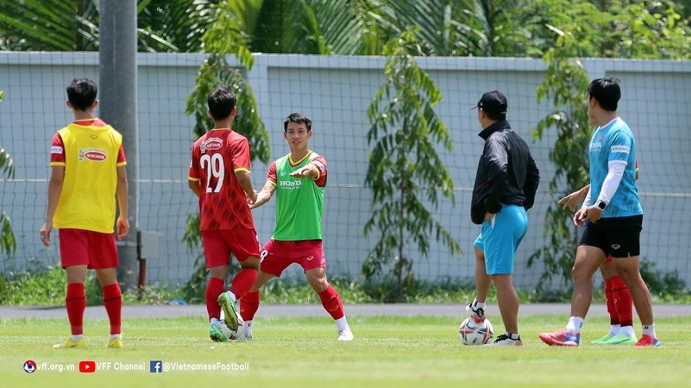 hung dung van quyet hao huc cho tran dau doi tuyen viet nam va borussia dortmund