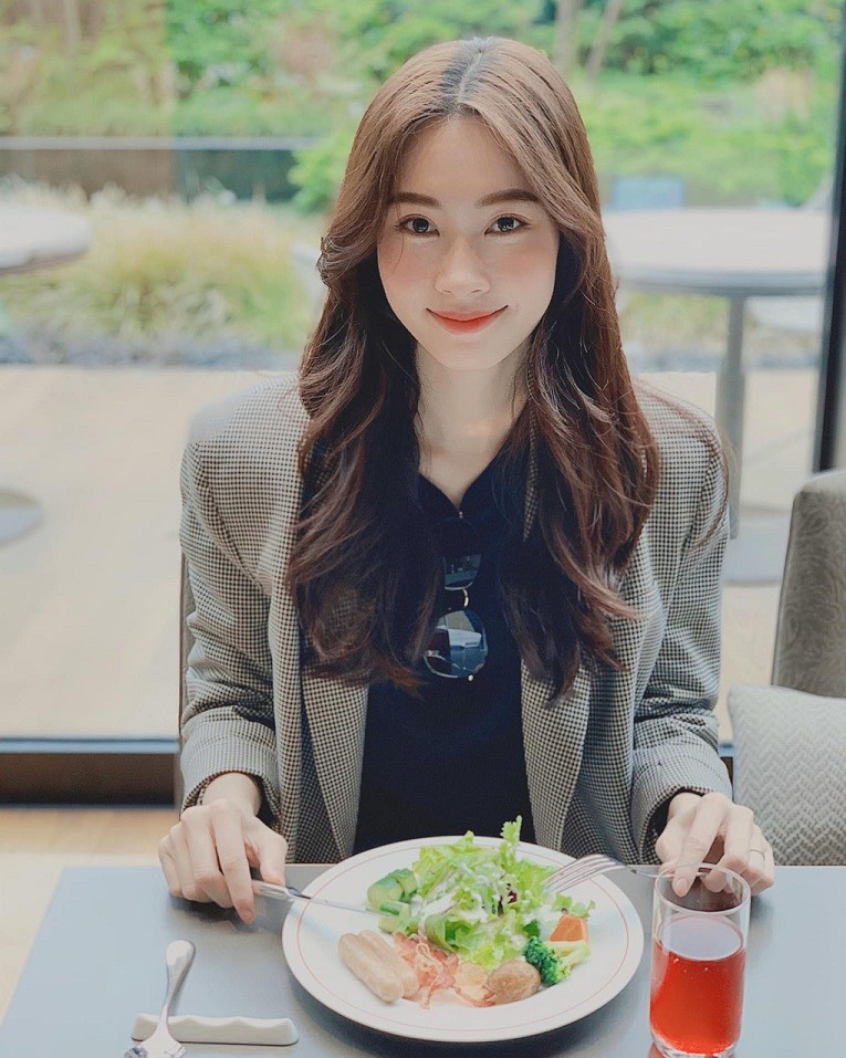 Hoa hậu Đặng Thu Thảo nhẹ nhàng, thanh thoát cùng thời trang Thu Đông tối giản