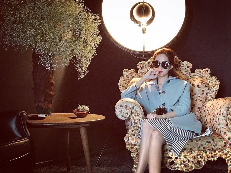 Hoa hậu Đặng Thu Thảo nhẹ nhàng, thanh thoát cùng thời trang Thu Đông tối giản